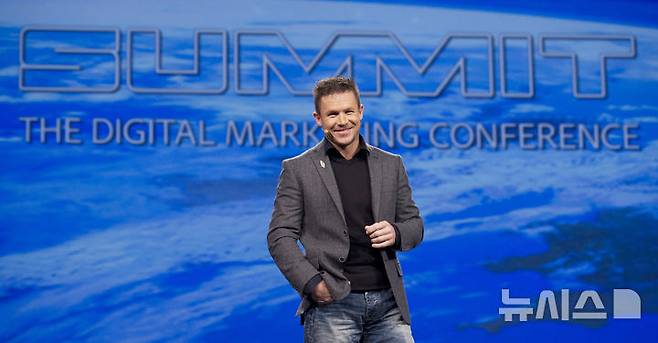 [AP/뉴시스]성층권과 우주의 경계를 이루는 고도에서 뛰어내려 세계 최고 스카이다이빙 기록을 깬 펠릭스 바움가르트너가 이탈리아에서 전동 패러글라이딩 사고로 사망했다고 BBC가 17일(현지시각) 보도했다. 바움가르트너의 생전 모습. 2025.07.18.