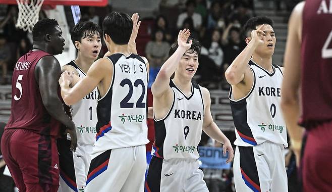 [서울=뉴시스] 카타르전에서 기뻐하는 남자 농구 대표팀 선수단. (사진=대한민국농구협회 제공)  *재판매 및 DB 금지