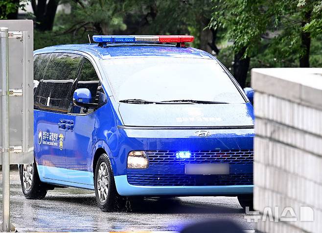 [서울=뉴시스] 사진공동취재단 = 구속 수감된 윤석열 전 대통령이 탑승한 호송차가 18일 오전 서울 서초구 서울중앙지방법원으로 들어서고 있다.윤 전 대통령은 이날 구속적부심사에 직접 출석한다. 2025.07.18. photo@newsis.com