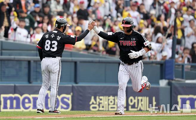 [서울=뉴시스] 김선웅 기자 = 5월6일 서울 송파구 잠실야구장에서 열린 2025 프로야구 LG 트윈스 vs 두산 베어스의 경기, 2회초 무사 주자없는 상황 LG 5번타자 박동원이 좌월 솔로 홈런을 때린 뒤 그라운드를 돌고 있다. 2025.05.06. mangusta@newsis.com