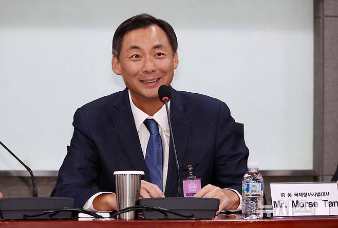 [서울=뉴시스] 조성우 기자 = 6일 오전 서울 여의도 국회 의원회관에서 열린 대한민국 자유민주주의·법치주의 위기와 한미 자유동맹의 길 : 모스 탄 전 미국 국제형사사법 대사 초청 세미나에서 모스 탄 전 대사가 발언하고 있다. 2025.03.06. xconfind@newsis.com