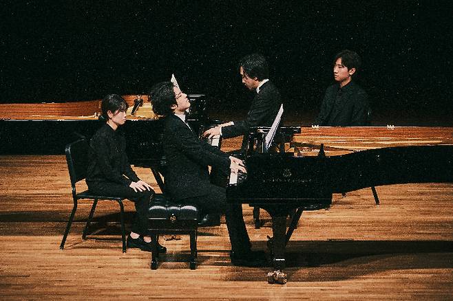 15일 서울 예술의전당 콘서트홀에서 열린 '현대카드 컬처프로젝트 30 손민수&임윤찬'에서 피아니스트 손민수(뒷쪽)와 임윤찬이 연주하고 있다. ⓒShin-joong Kim MOC