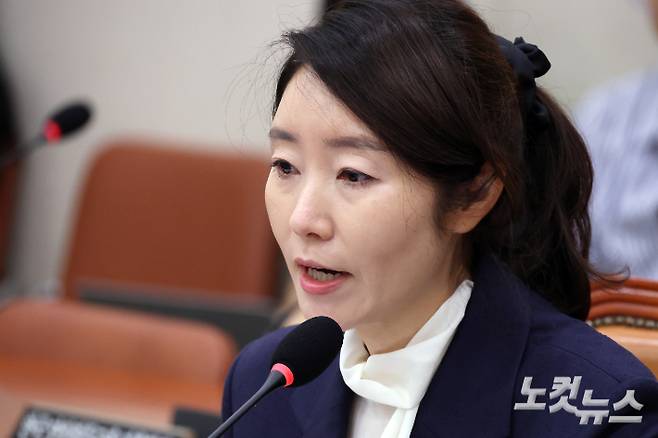 강선우 여성가족부 장관 후보자가 14일 서울 여의도 국회 여성가족위원회에서 열린 인사청문회에서 의원 질의에 답변을 하고 있다. 윤창원 기자