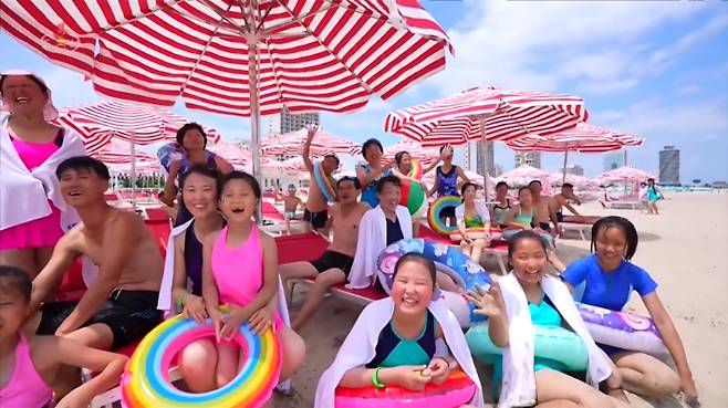 북한 원산갈마해안관광지구에 전국각지에서 찾아오는 수많은 근로자들로 연일 흥성이고 있다고 조선중앙TV가 16일 보도했다. 연합뉴스