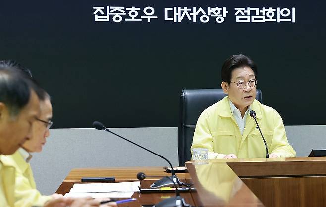 이재명 대통령이 18일 정부서울청사 중앙재난안전상황실 서울상황센터에서 열린 집중호우 대처상황 점검회의에서 발언하고 있다. 연합뉴스