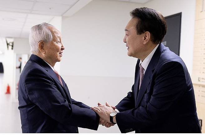 윤석열 전 대통령이 김장환 목사와 인사하고 있다. 연합뉴스