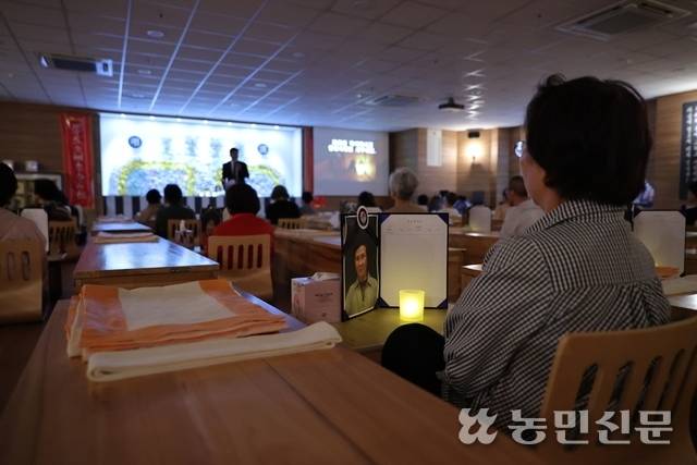 임종 체험을 위해 수의와 관을 옆에 두고 죽음에 대한 마음가짐을 바로 잡는 참가자.