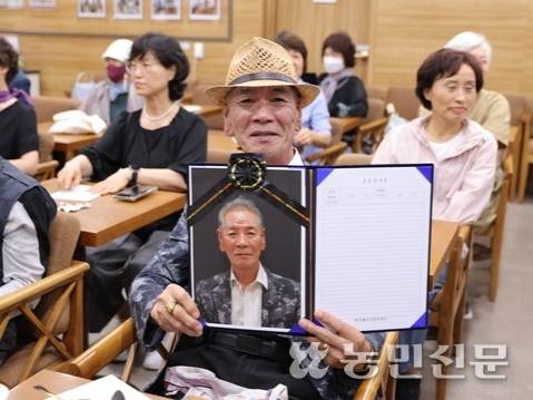 충남 천안 백석웰다잉힐링센터에서 본인의 영정 사진을 보여주는 한 참가자.