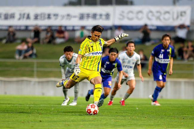 [사진] 페널티킥으로 득점한 레인미어 아오모리 골키퍼 히로스에 리쿠.