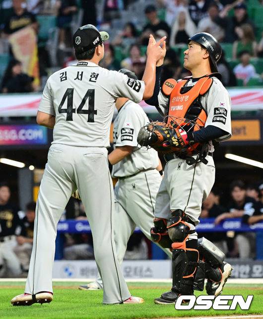 [OSEN=인천, 김성락 기자] 프로야구 한화 이글스가 에이스 맞대결에서 짜릿한 역전승을 거뒀다.&nbsp;한화는 28일 인천 SSG랜더스필드에서 열린 ‘2025 신한은행 SOL Bank KBO리그’ SSG 랜더스와의 경기에서 5-2로 승리했다. 한화는 이날 승리로 주말 3연전 1승 1패 균형을 맞췄다.승리가 확정된 순간 한화 김서현, 이재원이 기쁨을 나누고 있다. 2025.06.28 /