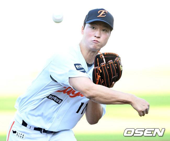 [OSEN=대전, 이대선 기자] 9일 오후 대전 한화생명볼파크에서 2025 신한 SOL Bank KBO리그 한화 이글스와 KIA 타이거즈의 경기가 열렸다.한화는 문동주, KIA는 양현종 선발로 내세웠다.1회초 무사에서 한화 선발투수 엄상백이 역투하고 있다. 2025.07.08 /sunday@osen.co.kr