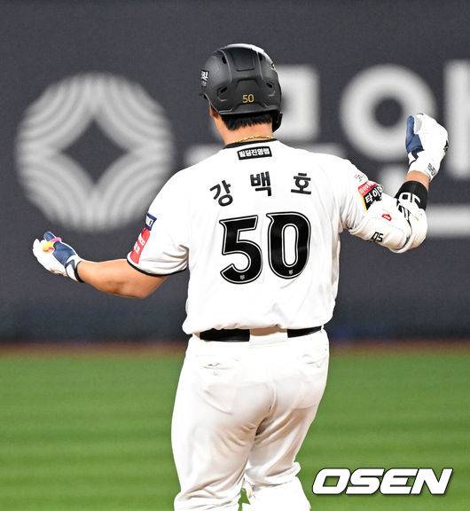 [OSEN=수원, 이대선 기자] 11일 오후 수원 KT위즈파크에서 2025 신한 SOL Bank KBO리그 KT 위즈와 삼성 라이온즈의 경기가 열렸다.3회말 2사 2루에서 KT 강백호가 우전 적시 2루타를 치고 환호하고 있다.  2025.04.11 /sunday@osen.co.kr