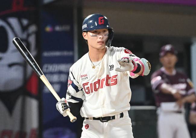 [OSEN=부산, 이석우 기자]  롯데 자이언츠 윤동희 029 2025.06.04 / foto0307@osen.co.kr