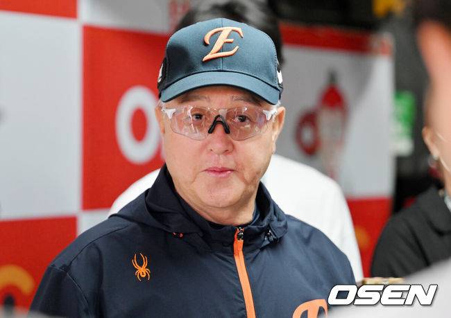 [OSEN=수원, 민경훈 기자] 17일 수원 KT위즈파크에서 ‘2025 신한 SOL Bank KBO리그’ KT 위즈와 한화 이글스의 경기가 열릴 예정이었으나 우천 취소됐다.이날 KT 위즈와 한화 이글스의 시즌 9번째 맞대결이 우천 취소됐다.&nbsp;이날 개시 예정이었던 5경기가 모두 우천으로 취소됐다.&nbsp;한화 김경문 감독이 덕아웃에서 인터뷰를 하고 있다. 2025.07.13 / rumi@osen.co.kr