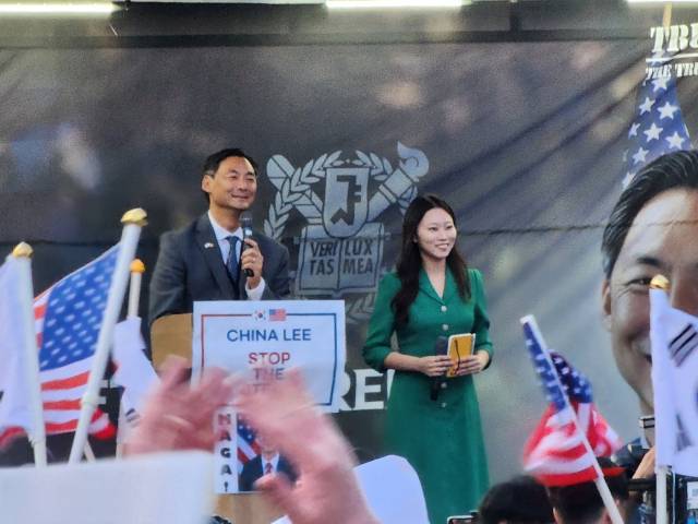 ▲부정선거 음모론으로 논란을 빚어온 모스 탄(한국명 단현명) 전 미국 국제형사사법대사(리버티대 교수)가 15일 서울대 정문 앞에서 간담회를 열고 윤석열 전 대통령의 비상계엄 선포를 옹호하고 있다. ⓒ연합뉴스