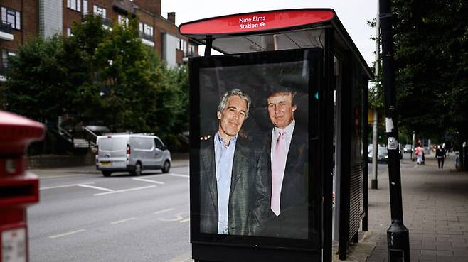 영국 런던의 한 버스 정류장에 비공식적으로 설치된 사진 속에는 미국 대통령 도널드 트럼프와 아동 성범죄로 유죄 판결을 받은 제프리 엡스타인의 모습이 담겨 있다. (사진=게티이미지코리아)