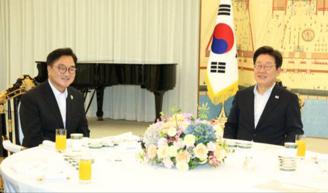 이재명 대통령이 지난 17일&nbsp;서울 한남동 관저에서 우원식 국회의장과 만찬 회동을 하고 있다.&nbsp;대통령실통신사진기자단