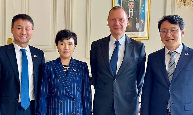 강금실 프랑스 특사단장과 한병도, 천준호 더불어민주당 의원 등 대통령 프랑스 특사단이 16일(현지시간) 프랑스 파리에서 에마뉘엘 본 프랑스 대통령실 외교수석을 만나 기념촬영을 하고 있다. 외교부 제공