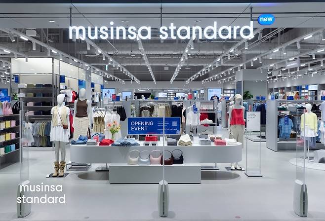 지난 17일 오픈한 무신사 스탠다드 더리버몰 강동점 매장 입구 전경.