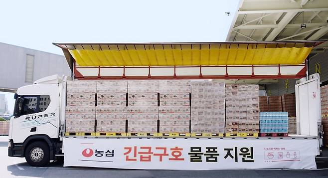 농심이 이머전시 푸드팩 사업으로 재난지역에 구호품을 지원하고 있는 모습. 농심 제공