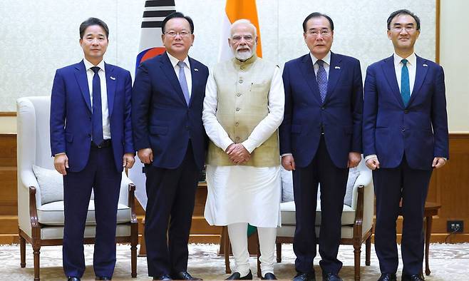김부겸 전 국무총리가&nbsp;단장인&nbsp;대통령 인도 특사단이 17일(현지시간) 인도 뉴델리에서 나렌드라 모디 인도 총리와&nbsp;기념사진을 찍고 있다. 외교부 제공, 연합뉴스