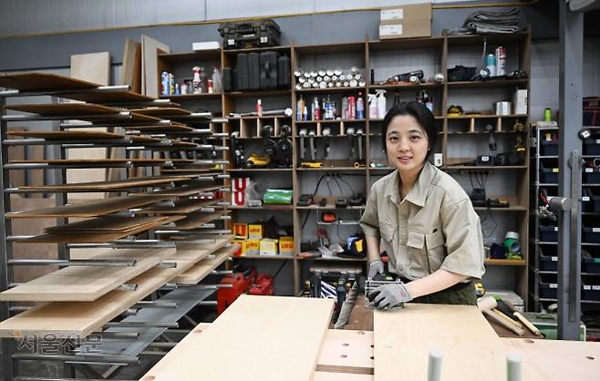 류호정﻿ 전 의원이 경기 남양주의 가구 업체 ‘홈랩스’ 작업장에서 목재를 다루고 있다. 류 전 의원은 노동 의제를 다루던 의원에서 지난해 4월 총선 불출마 이후 현장직 노동자로 변신했다. 홍윤기 기자