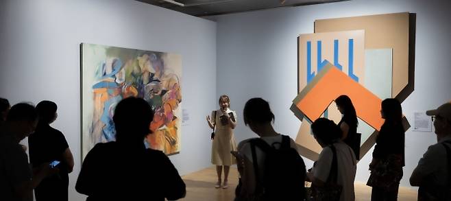 프레스투어 참석자들이 미리엄 샤피로의 ‘팡파르’ 작품 설명을 듣고 있다.  ACC재단 제공