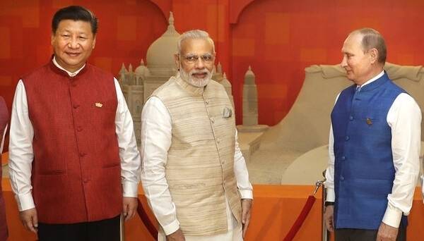 나렌드라 모디(가운데) 총리와 시진핑(왼쪽) 중국 국가주석, 블라디미르 푸틴 러시아 대통령이 2016년 10월 15일 인도 고아에서 모디 총리가 주최한 브릭스 국가 정상 만찬에 앞서 기념 촬영을 준비하고 있다. 뉴시스