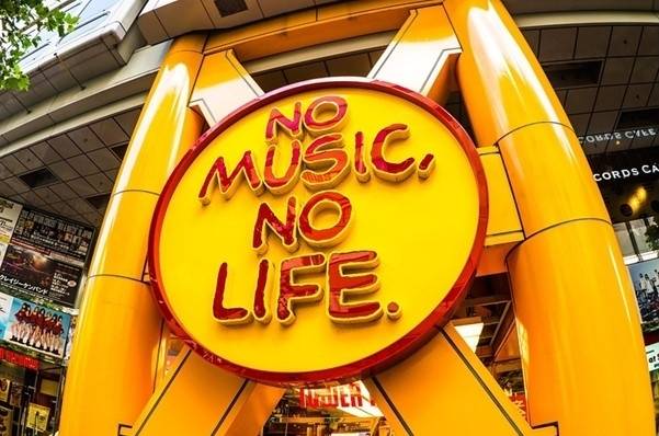 타워레코드는 1960년 미국 캘리포니아주 새크라멘토에서 시작됐다. 1990년대까지만 해도 전 세계 18개 국가에 진출할 정도로 전성기를 누렸지만 디지털 음원 확산과 인터넷 쇼핑몰의 등장으로 2006년 문을 닫을 수밖에 없었다.