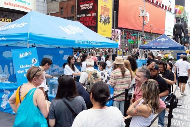 14일(현지시간) 미국 뉴욕 타임스퀘어에 마련된 밀키스 부스에서 관람객이 이벤트에 참여하고 있다. 사진=롯데칠성음료 제공