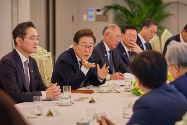 이재명 대통령이 지난달 13일 용산 대통령실에서 삼성전자 이재용 회장과 최태원 대한상의 회장(SK그룹 회장) 등 5대그룹 총수와 경제 6단체장들을 만나 간담회를 갖고 있다. 사진=대통령실 제공