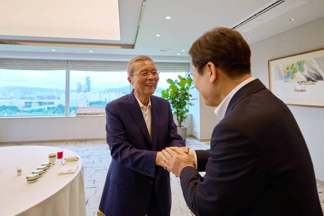 이재명 대통령이 17일 서울 용산 대통령실 청사에서 김종인 전 국민의힘 비상대책위원장을 만나 오찬에 앞서 인사하고 있다. 연합뉴스