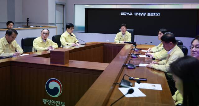 이재명 대통령이 18일 정부서울청사 중앙재난안전상황실 서울상황센터에서 집중호우 대처상황 점검회의를 주재하고 있다. 연합뉴스