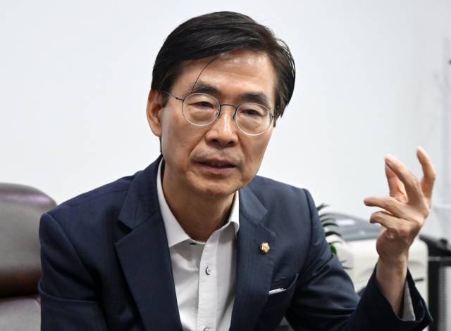 조경태 국민의힘 의원이 16일 서울 여의도 국회 의원회관에서 서울경제신문과 인터뷰를 갖고 있다. 성형주 기자