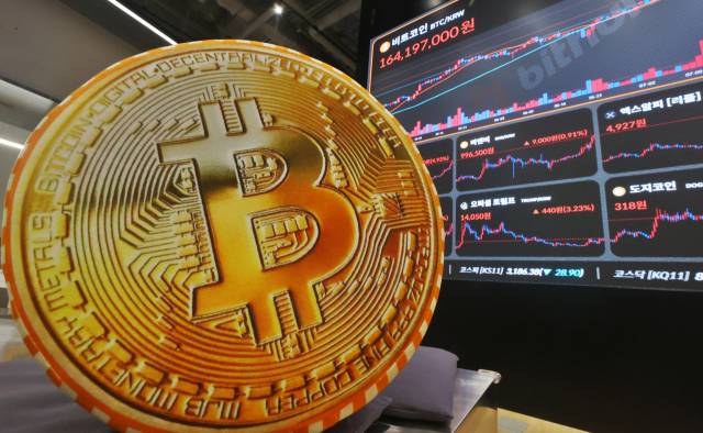서울 서초구 빗썸라운지 강남 본점 현황판에 비트코인 시세가 표시되고 있다. 연합뉴스.