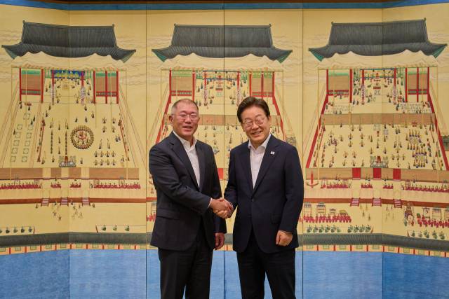 이달 14일 이재명 대통령이 서울 한남동 관저에서 정의선 현대차그룹 회장과 만찬 간담회에서 악수하고 있다. 연합뉴스