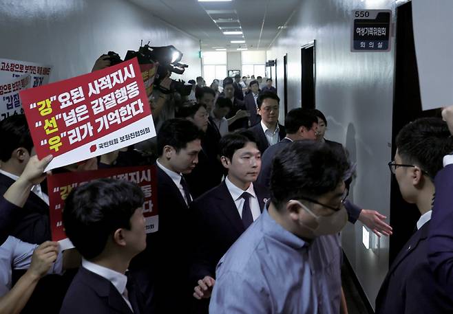 7월14일 국민의힘 보좌관협의회 회원들이 피켓시위를 벌이자 강선우 여성가족부 장관 후보자가 보좌관들의호위를 받으며 국회 인사청문회장으로 입장하고 있다. ⓒ시사저널 이종현