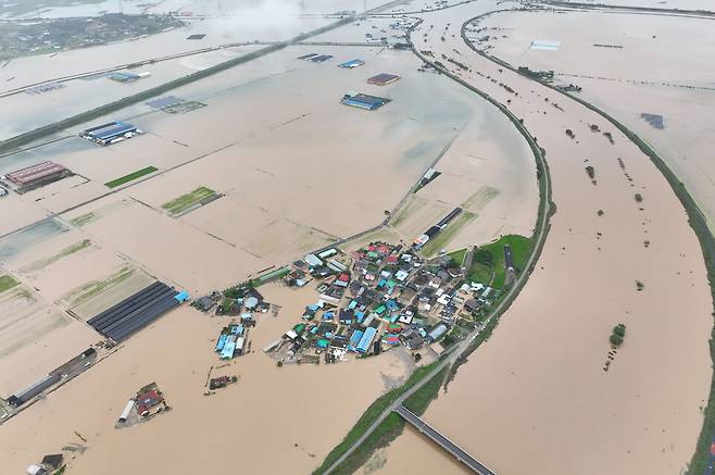 17일 충남 예산군 삽교읍 용동3리 일대 마을이 폭우로 침수돼 있다. ⓒ연합뉴스
