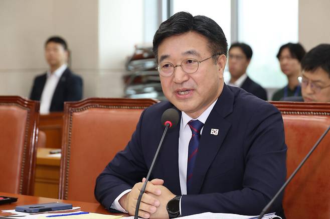  윤호중 행정안전부 장관 후보자가 18일 서울 여의도 국회 행정안전위원회에서 열린 인사청문회에서 의원 질의에 답하고 있다. ⓒ연합뉴스