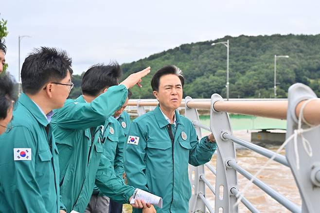 17일 김태흠 충남지사가 예당저수지를 찾아 현재 수위와 방류 상황 등을 점검하고 있다. ⓒ충남도