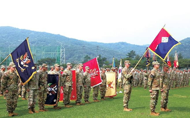 6월18일 경기도 동두천시 캠프 케이시에서 열린 주한미군 순환배치 여단 임무교대식에서 미 4사단 1스트라이커여단(레이더 여단) 장병들이 부대기를 들어 올리며 임무 시작을 알리고 있다. ⓒ연합뉴스