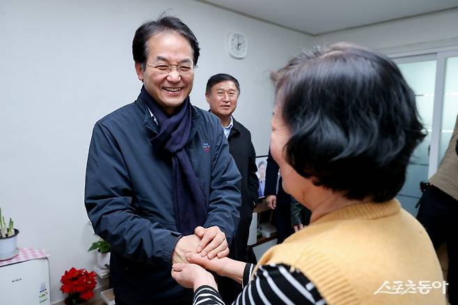 집수리 지원사업이 완료된 가구에 방문한 이동환 고양특례시장. 사진제공ㅣ고양시