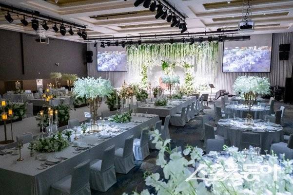 윈덤 그랜드 부산, 믹스플라워 웨딩 그랜드볼룸 모습. (사진제공=윈덤 그랜드 부산)