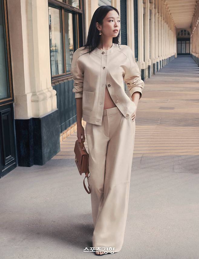 샤넬 ‘2025/26 가을-겨울 프리 컬렉션’에 참여한 제니. 샤넬 제공