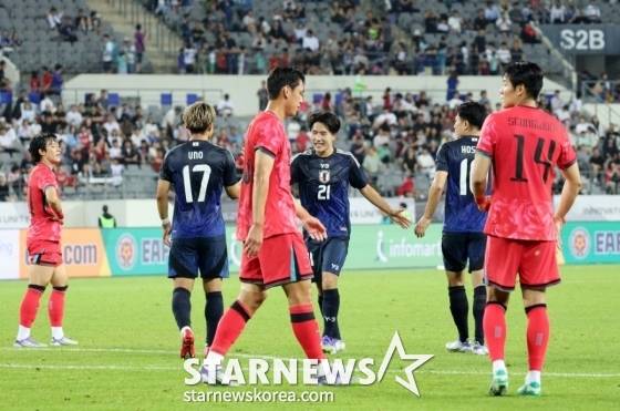 대한민국 축구대표팀 선수들이 15일 용인미르종합운동장에서 열린 2025 동아시아축구연맹(EAFF) E-1 챔피언십(동아시안컵) 일본과의 최종전에서 0-1로 패하며 우승컵을 내주며 아쉬움 가득한 표정으로 마무리하고 있다. /사진=강영조 선임기자