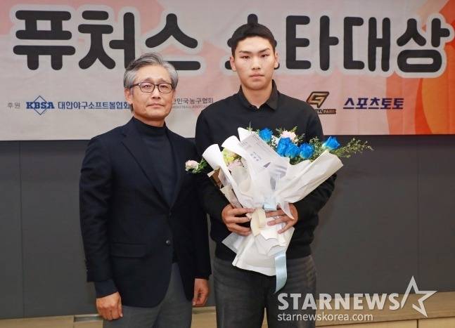 김성준(오른쪽)이 광주일고 2학년이던 지난해 11월 2024 퓨처스 스타대상 시상식(주최 스타뉴스)에서 야구 부문 스타상을 수상한 뒤 양해영 대한야구소프트볼협회 당시 부회장(현 회장)과 포즈를 취하고 있다. /사진=이동훈 기자