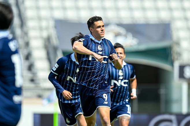 골을 넣고 기뻐하는 아이데일(가운데). /사진=서울이랜드 제공