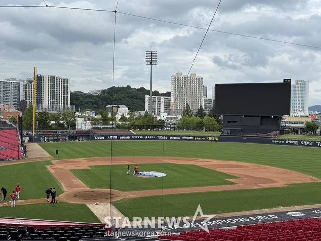 18일 KIA-NC전이 열릴 예정인 광주-기아 챔피언스필드에 그라운드 정리 작업이 한창이다. /사진=양정웅 기자