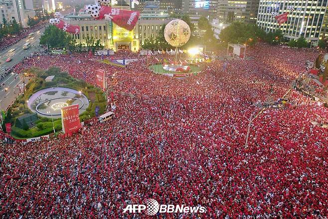 지난 2002 국제축구연맹(FIFA) 한·일 월드컵 당시 서울시청 앞 거리 응원 모습. /AFPBBNews=뉴스1