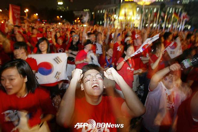 지난 2002 국제축구연맹(FIFA) 한·일 월드컵 당시 거리 응원 모습. /AFPBBNews=뉴스1